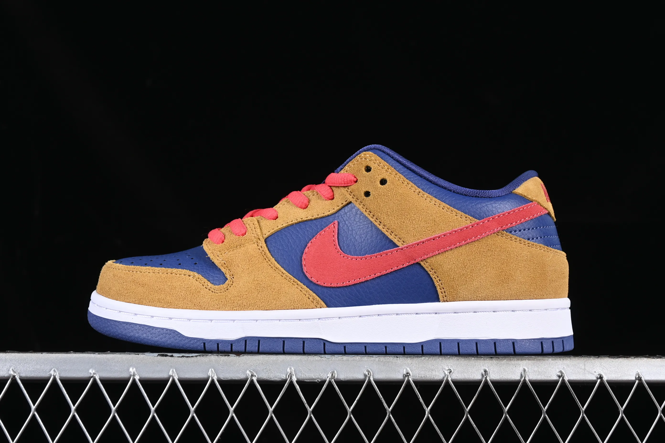 All categories Nk SB Dunk series Nk SB Dunk Low low-top sneakers Nk SB Dunk Low dark brown, white and yellow color SB smashed backboard fashion casual sneakers BQ6817-700